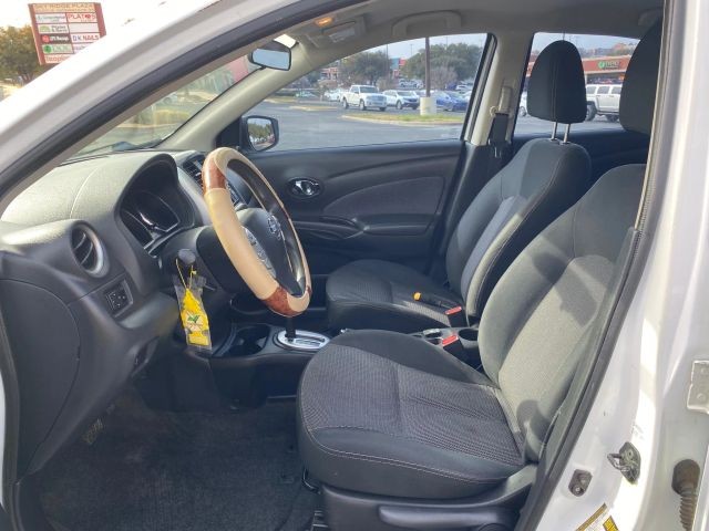 Nissan Versa Vehicle Full-screen Gallery Image 8