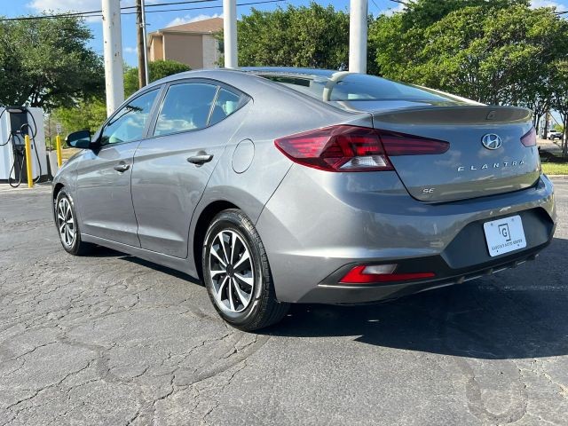 Hyundai Elantra Vehicle Full-screen Gallery Image 3