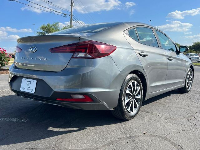 Hyundai Elantra Vehicle Full-screen Gallery Image 4