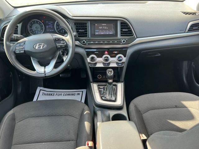 Hyundai Elantra Vehicle Full-screen Gallery Image 7