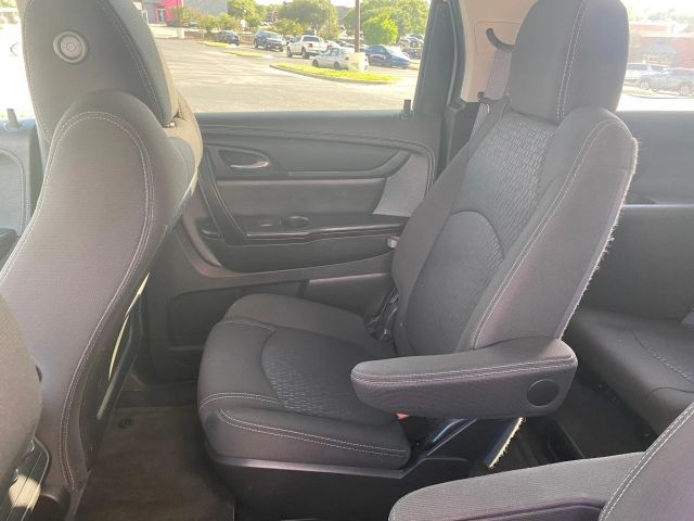 GMC Acadia Vehicle Full-screen Gallery Image 9