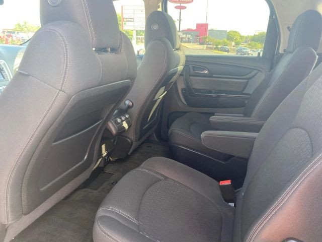 GMC Acadia Vehicle Full-screen Gallery Image 10