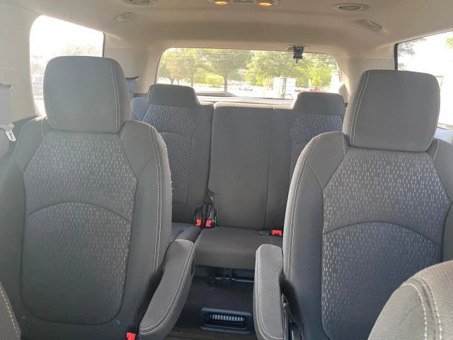 GMC Acadia Vehicle Full-screen Gallery Image 11