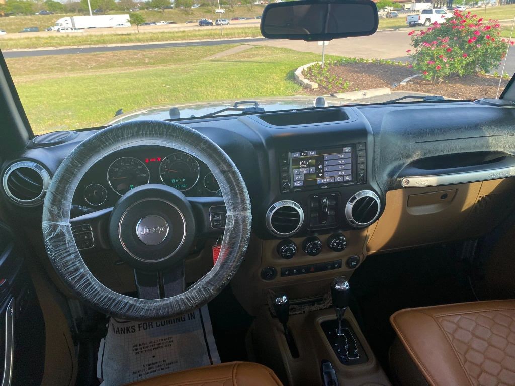 Jeep Wrangler Unlimited Vehicle Full-screen Gallery Image 12