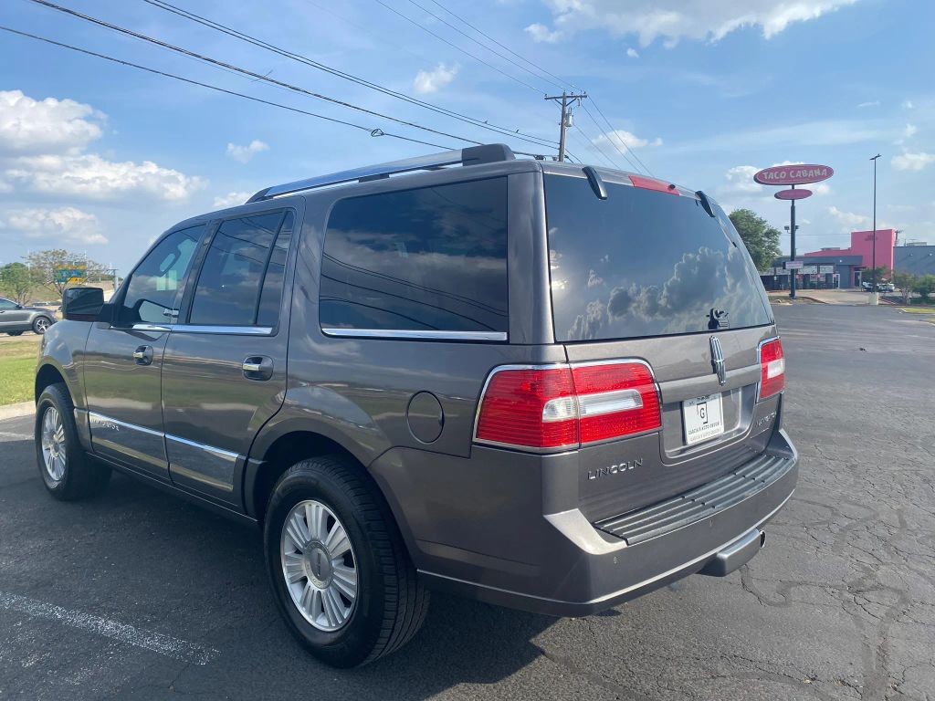 Lincoln Navigator Vehicle Full-screen Gallery Image 2
