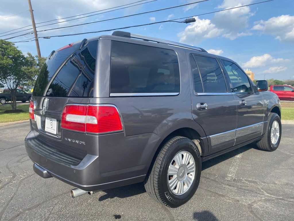 Lincoln Navigator Vehicle Full-screen Gallery Image 3