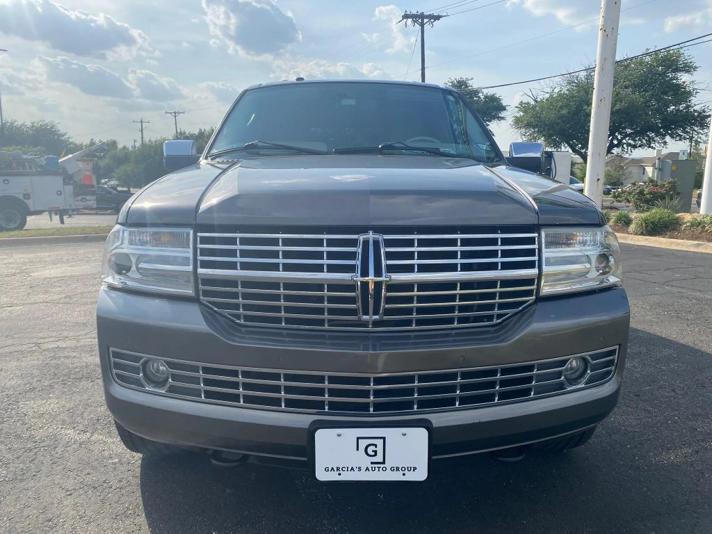 Lincoln Navigator Vehicle Full-screen Gallery Image 4