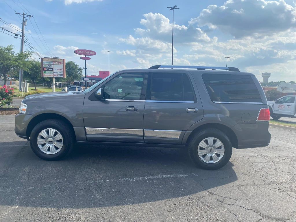 Lincoln Navigator Vehicle Full-screen Gallery Image 5