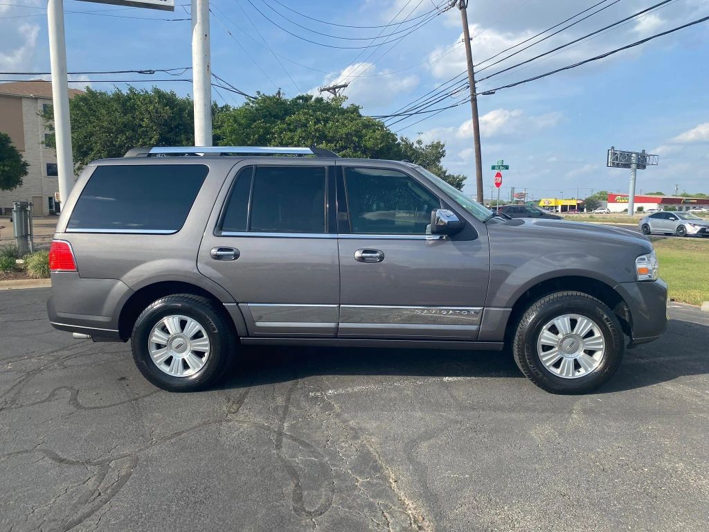 Lincoln Navigator Vehicle Full-screen Gallery Image 6