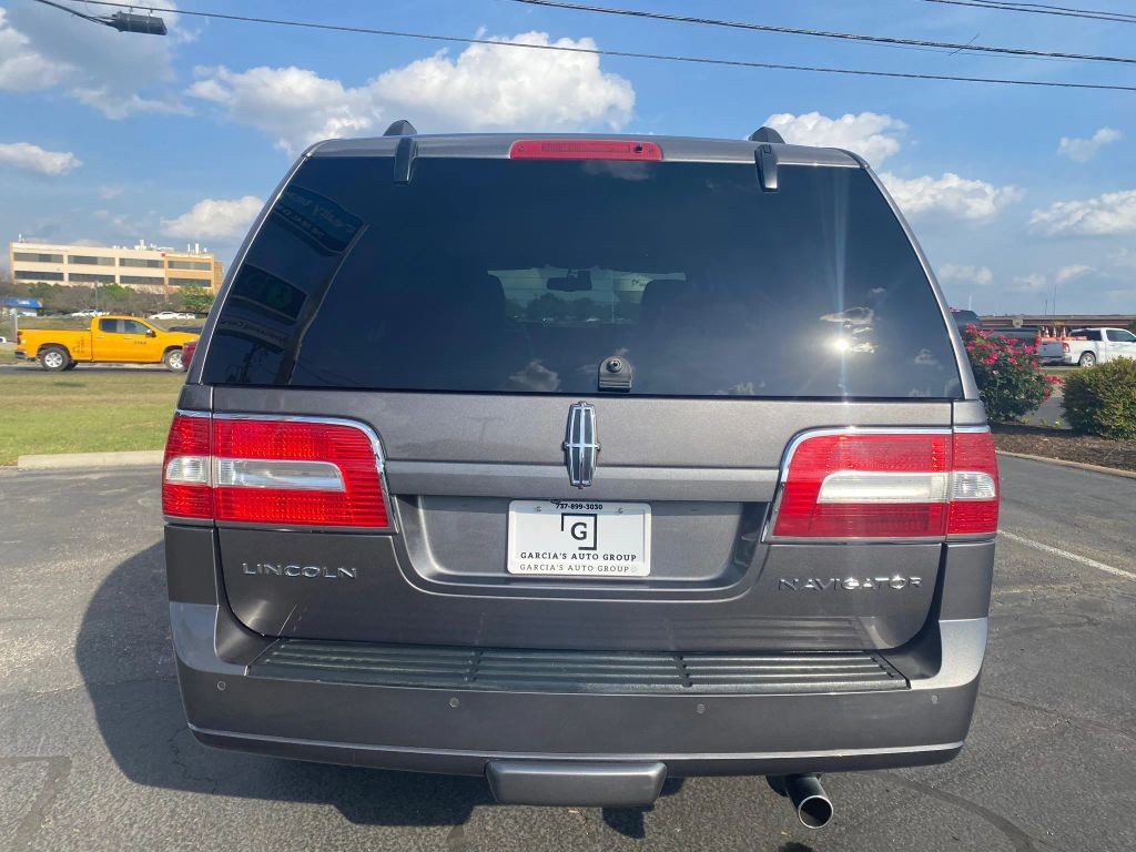 Lincoln Navigator Vehicle Full-screen Gallery Image 7