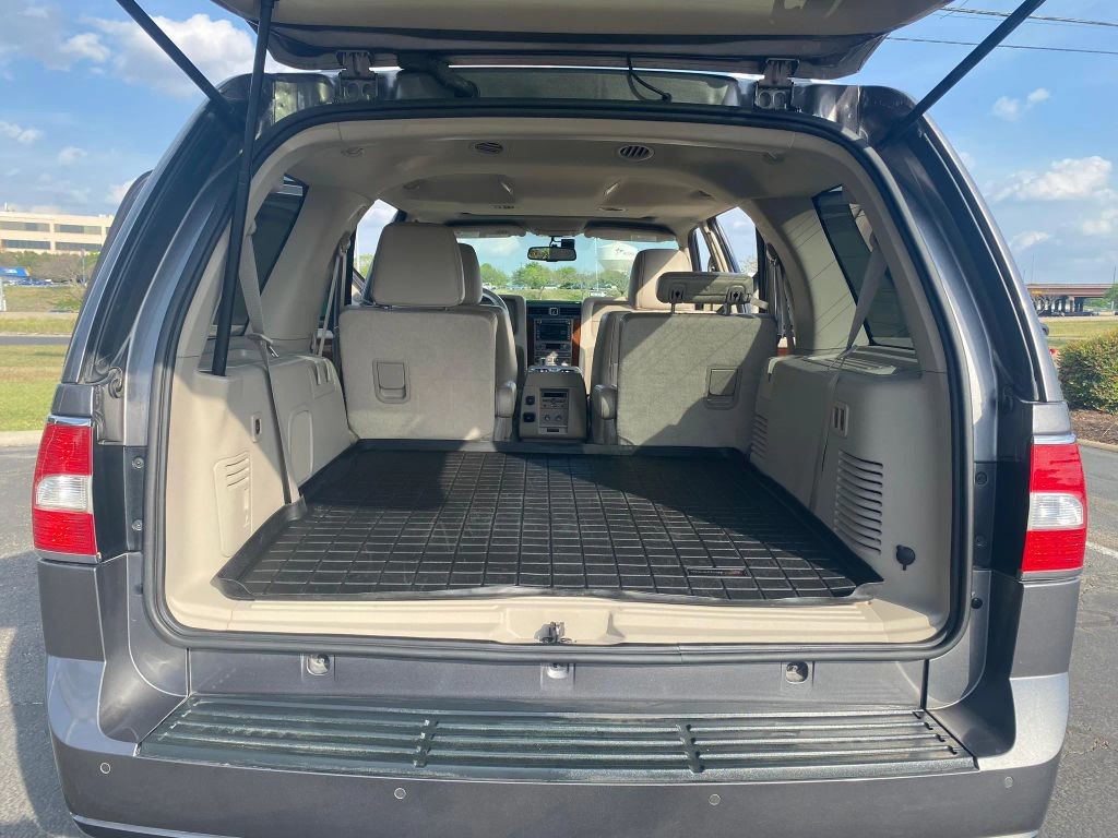 Lincoln Navigator Vehicle Full-screen Gallery Image 8