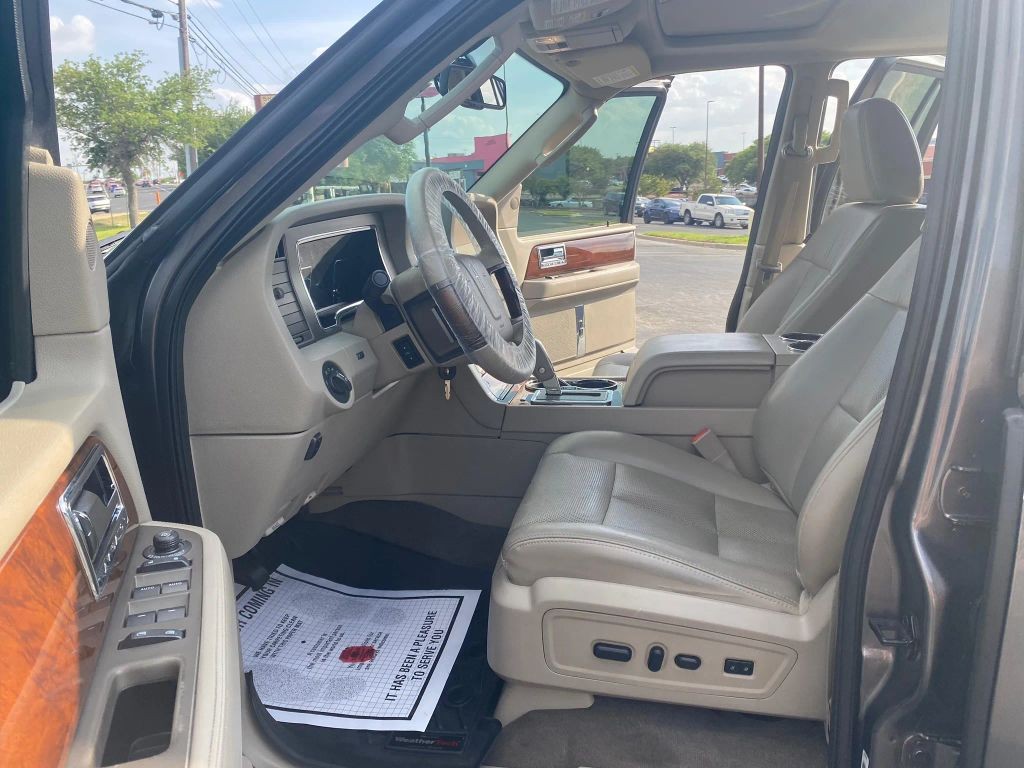 Lincoln Navigator Vehicle Full-screen Gallery Image 9