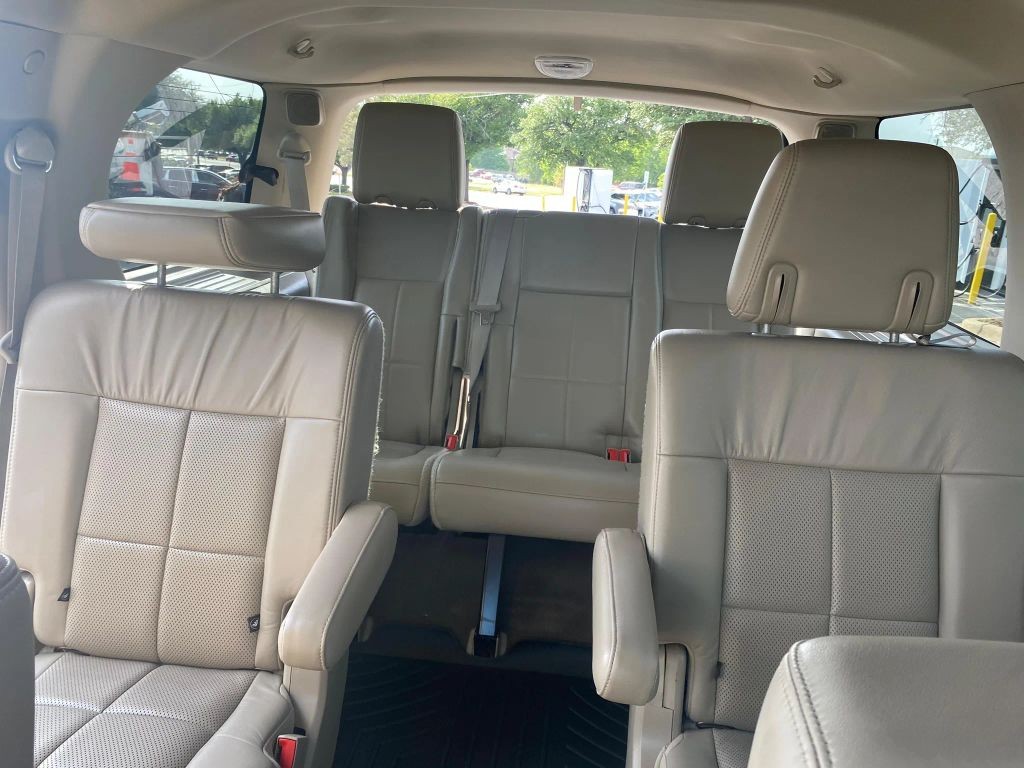 Lincoln Navigator Vehicle Full-screen Gallery Image 10