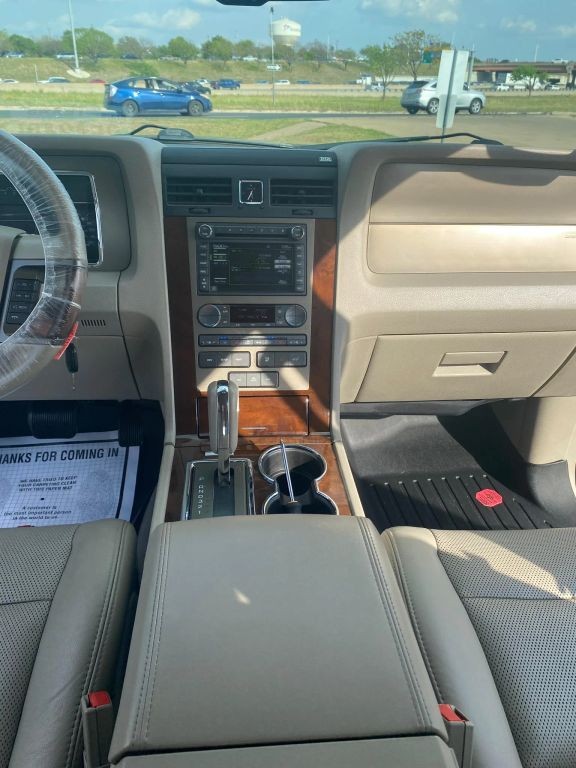 Lincoln Navigator Vehicle Full-screen Gallery Image 11