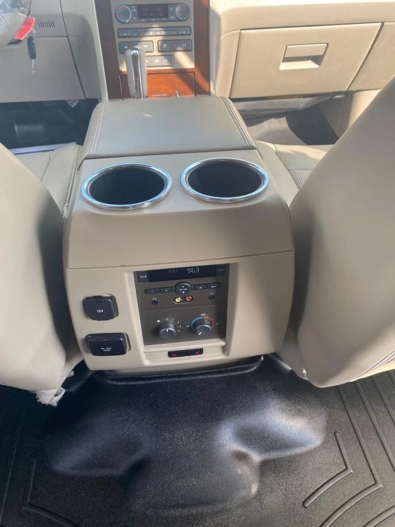 Lincoln Navigator Vehicle Full-screen Gallery Image 12