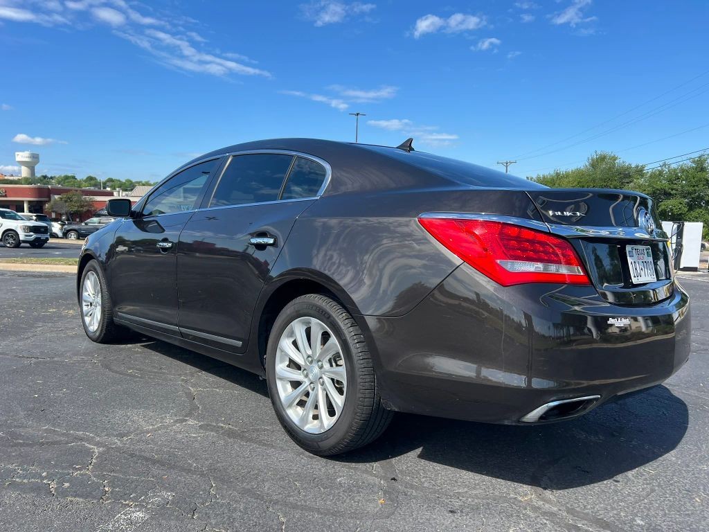 Buick LaCrosse Vehicle Full-screen Gallery Image 3