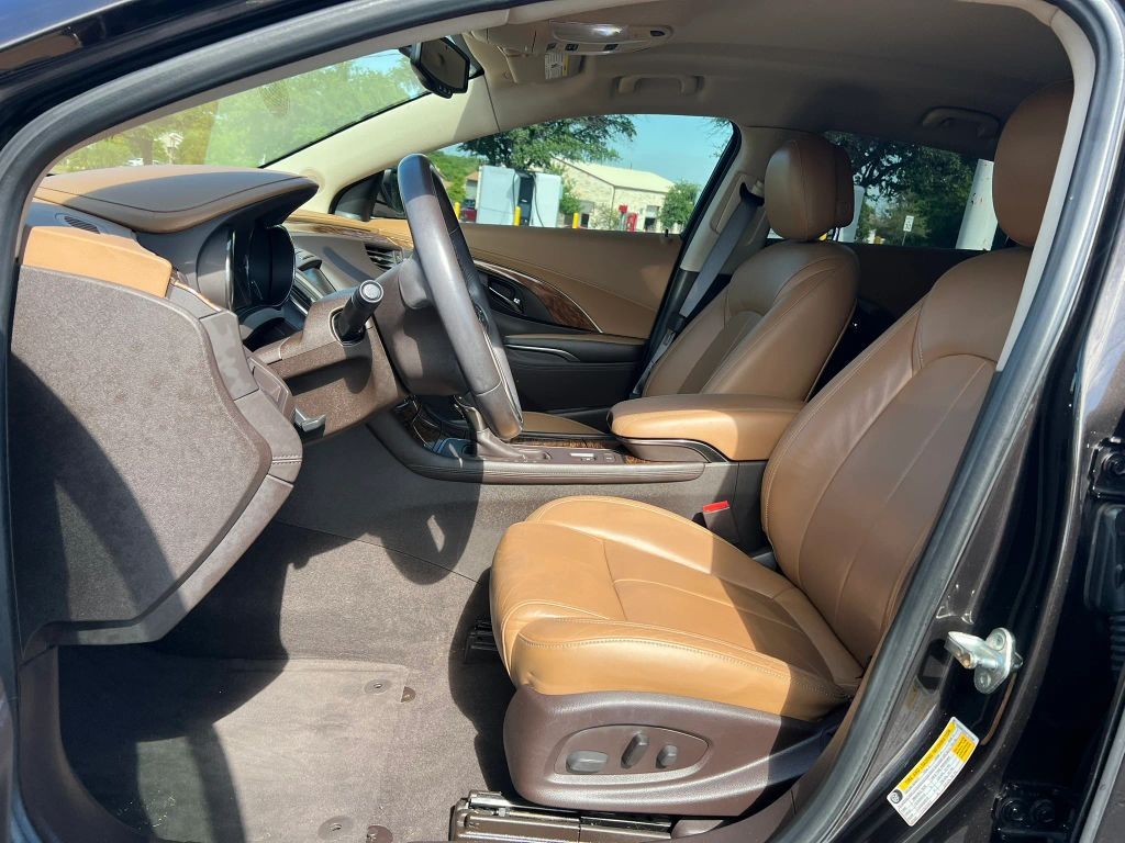 Buick LaCrosse Vehicle Full-screen Gallery Image 5