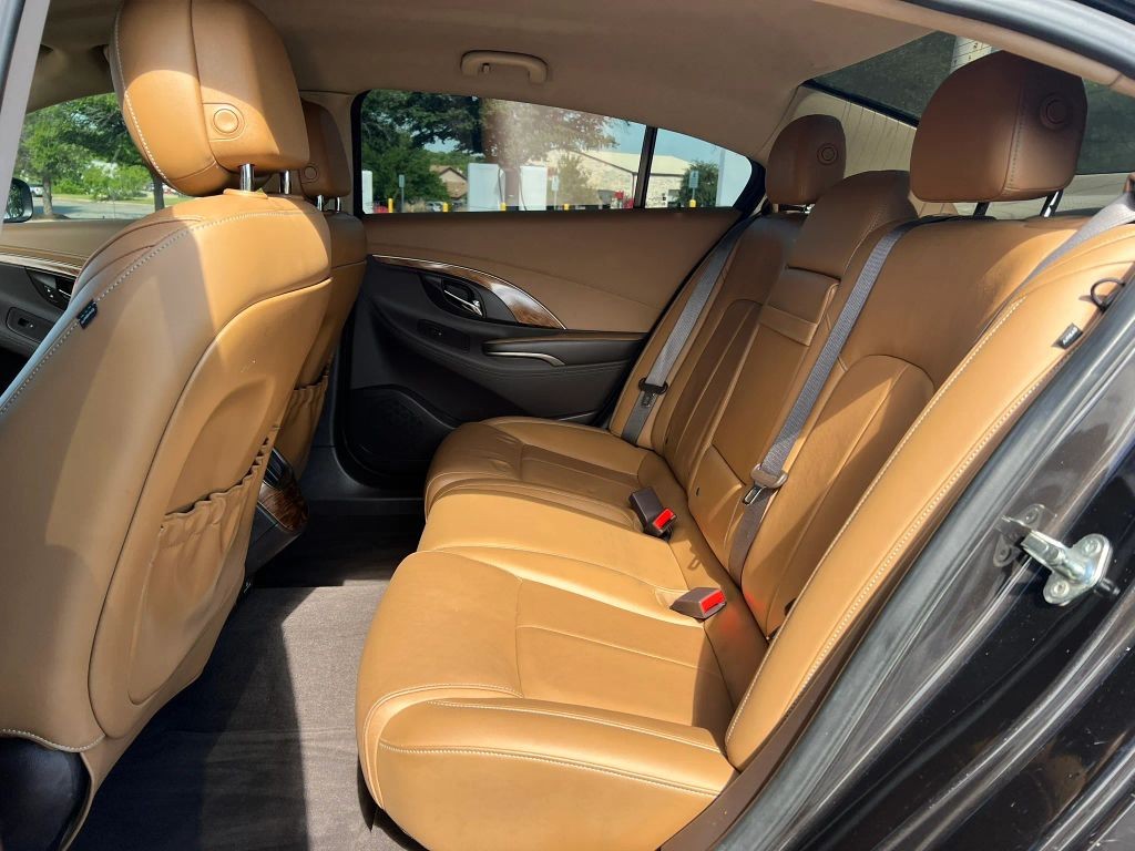 Buick LaCrosse Vehicle Full-screen Gallery Image 6