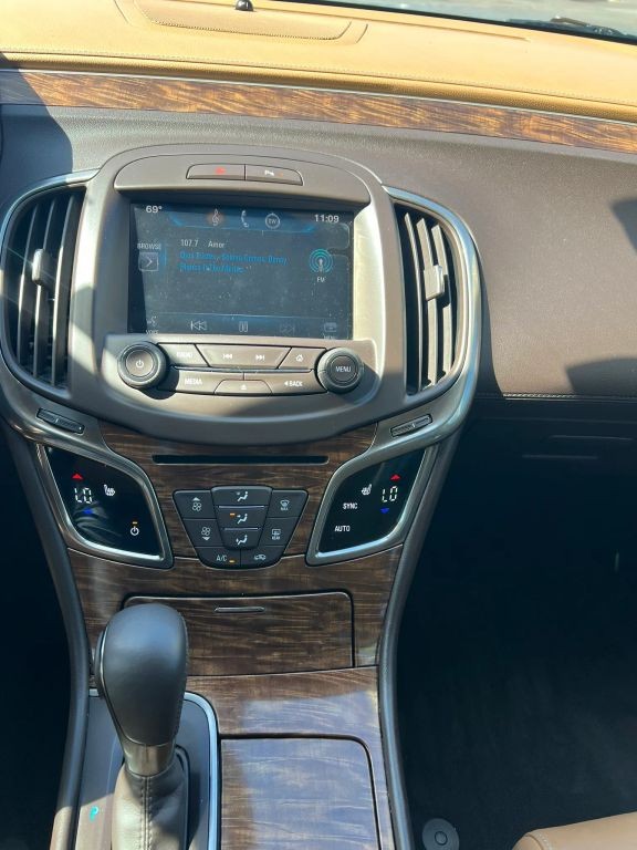 Buick LaCrosse Vehicle Full-screen Gallery Image 8