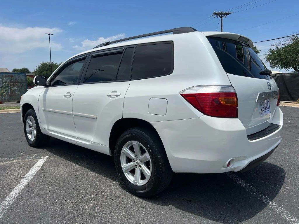 Toyota Highlander Vehicle Full-screen Gallery Image 2