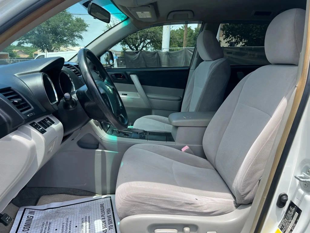 Toyota Highlander Vehicle Full-screen Gallery Image 3