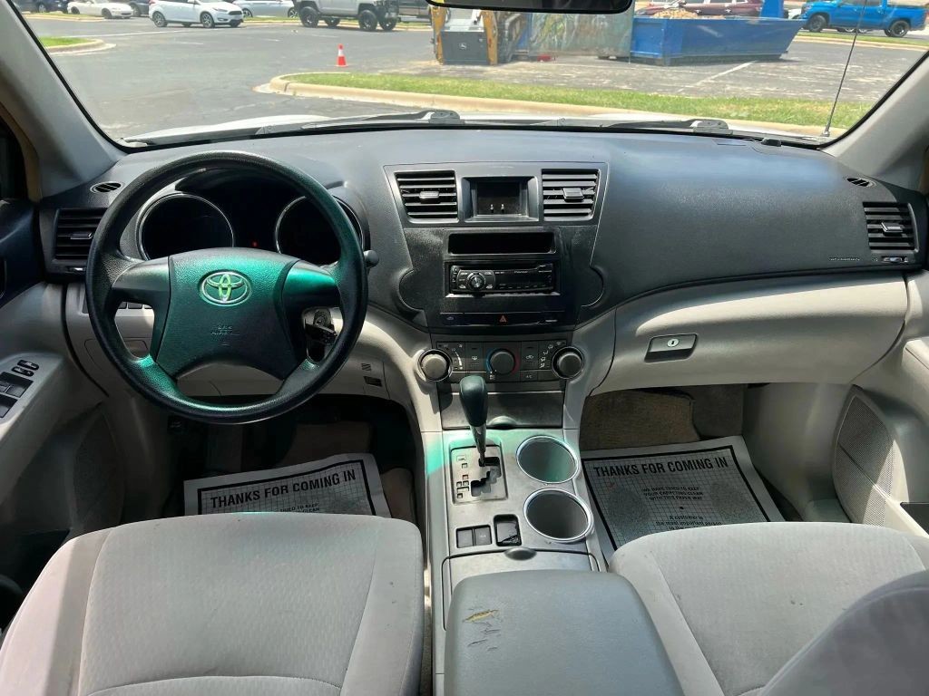 Toyota Highlander Vehicle Full-screen Gallery Image 4