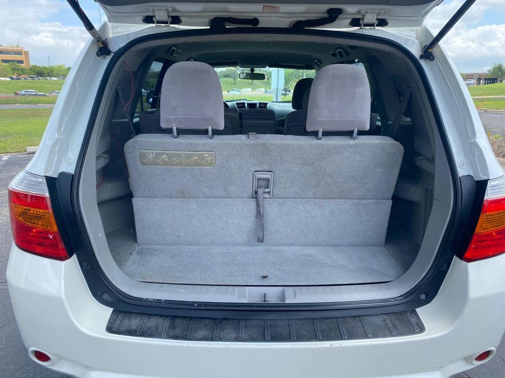 Toyota Highlander Vehicle Full-screen Gallery Image 9