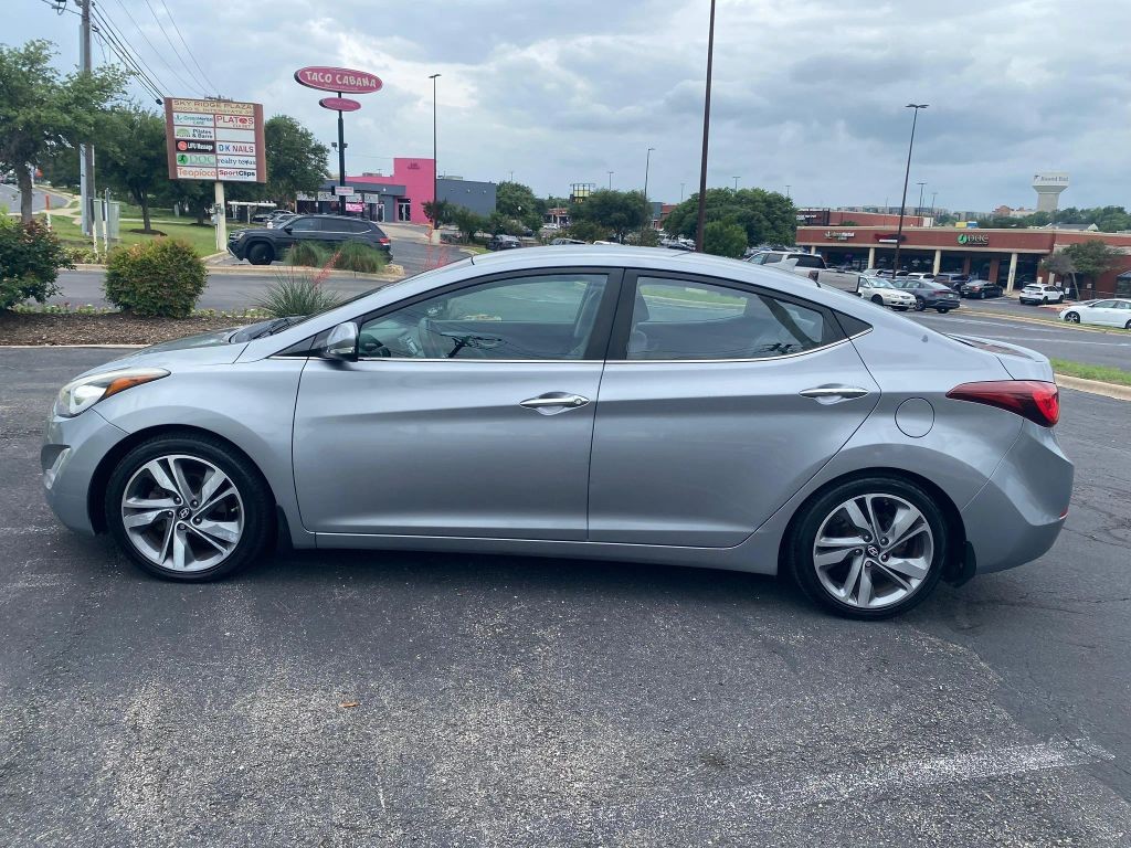 Hyundai Elantra Vehicle Full-screen Gallery Image 3