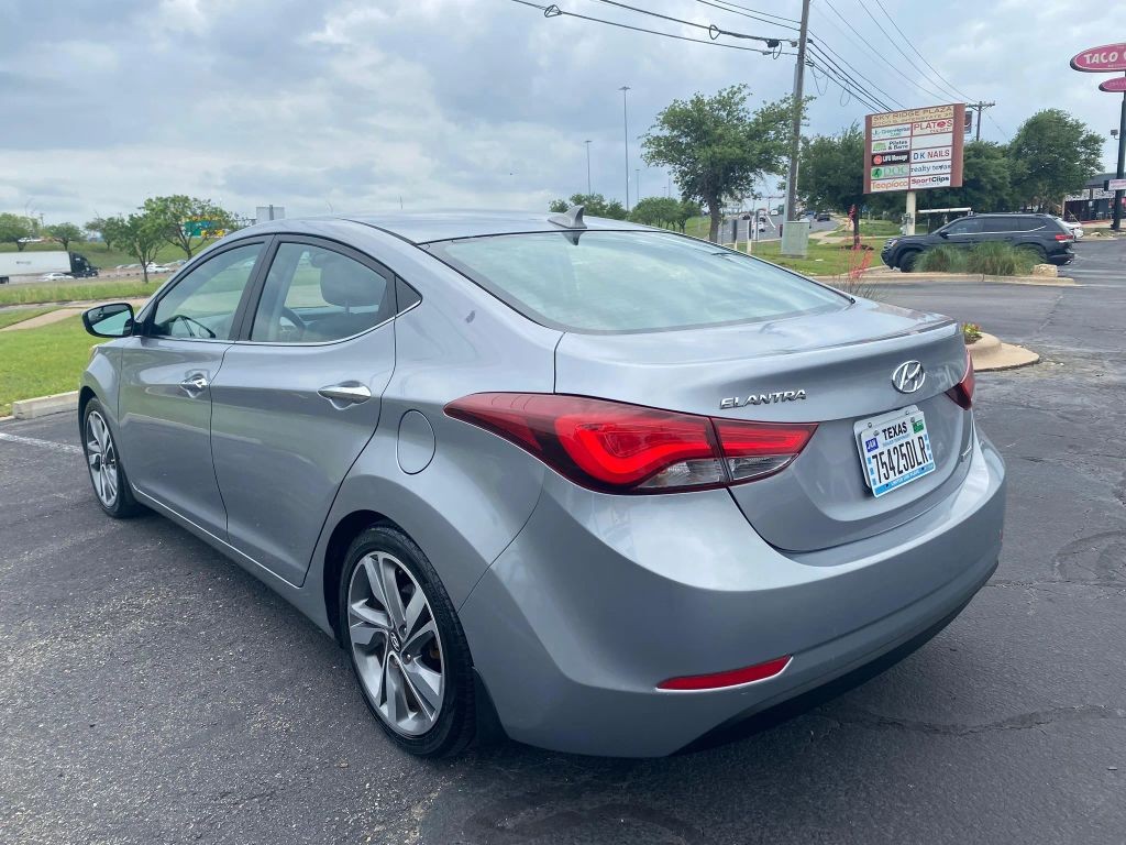 Hyundai Elantra Vehicle Full-screen Gallery Image 4