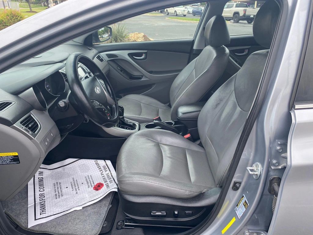 Hyundai Elantra Vehicle Full-screen Gallery Image 6