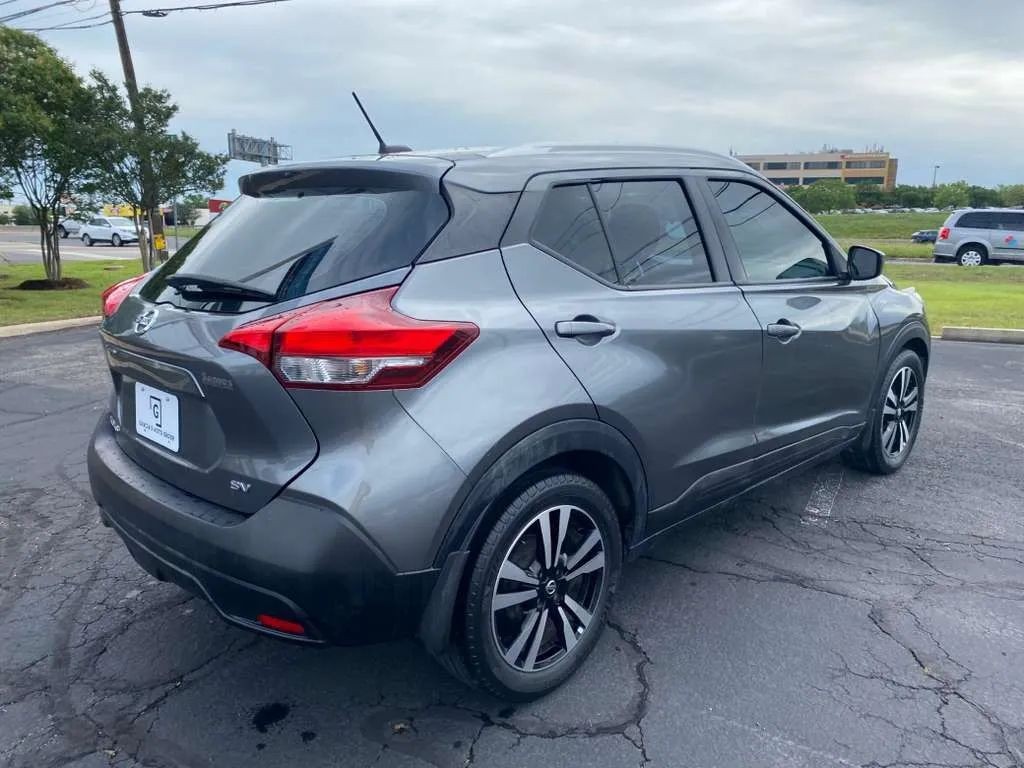 Nissan Kicks Vehicle Full-screen Gallery Image 03