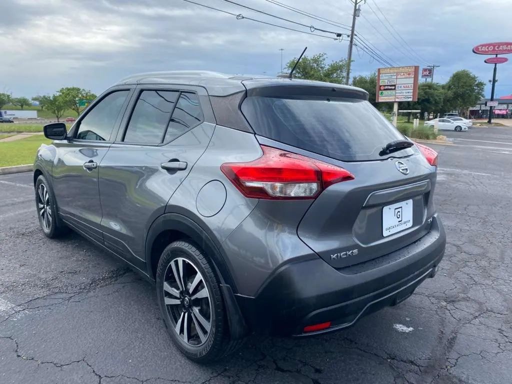 Nissan Kicks Vehicle Full-screen Gallery Image 04