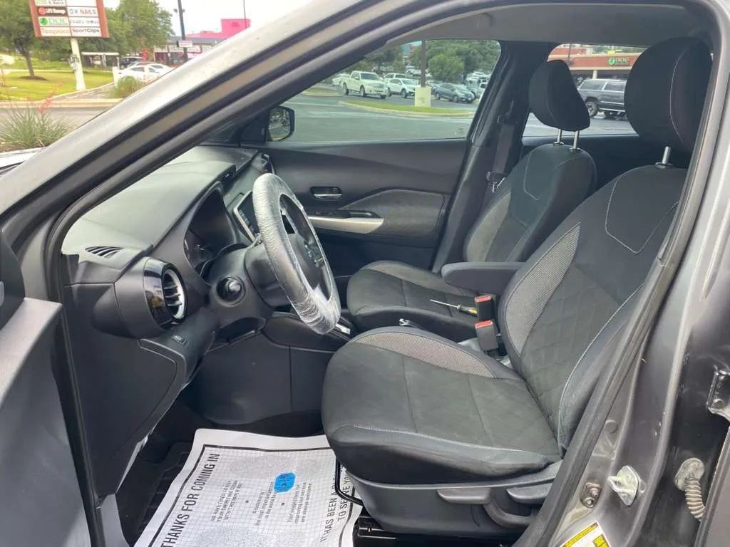 Nissan Kicks Vehicle Full-screen Gallery Image 07