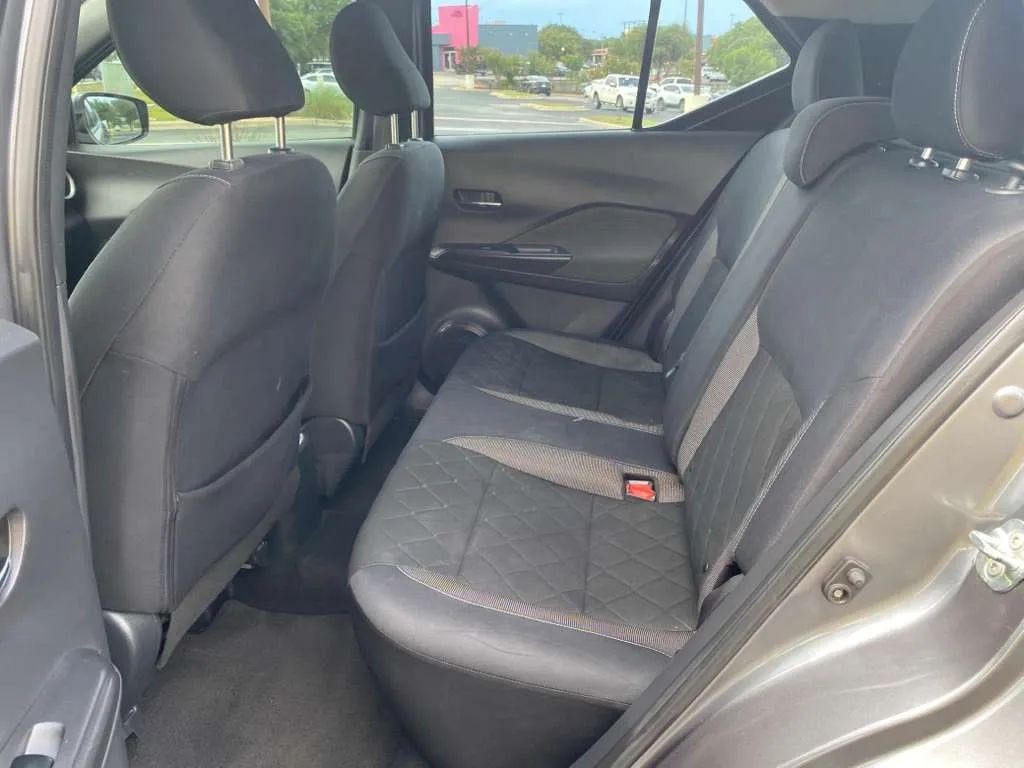 Nissan Kicks Vehicle Full-screen Gallery Image 08