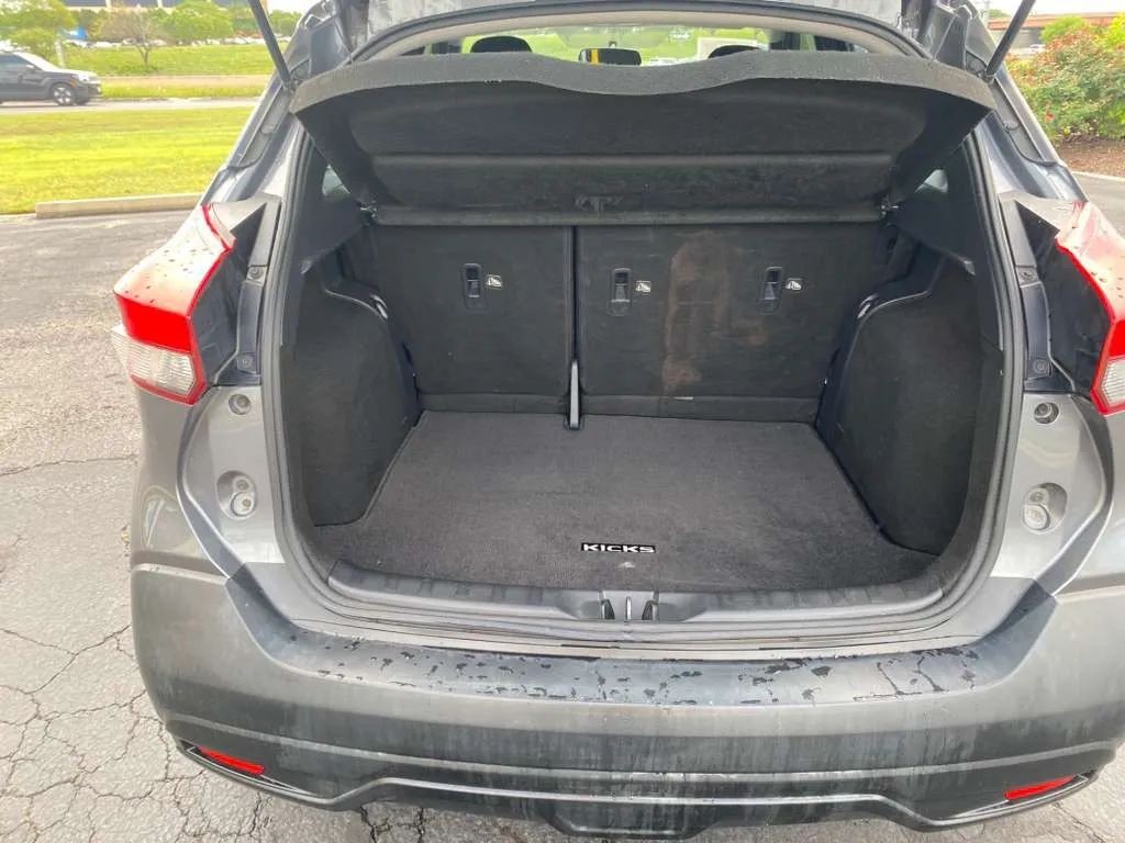 Nissan Kicks Vehicle Full-screen Gallery Image 09