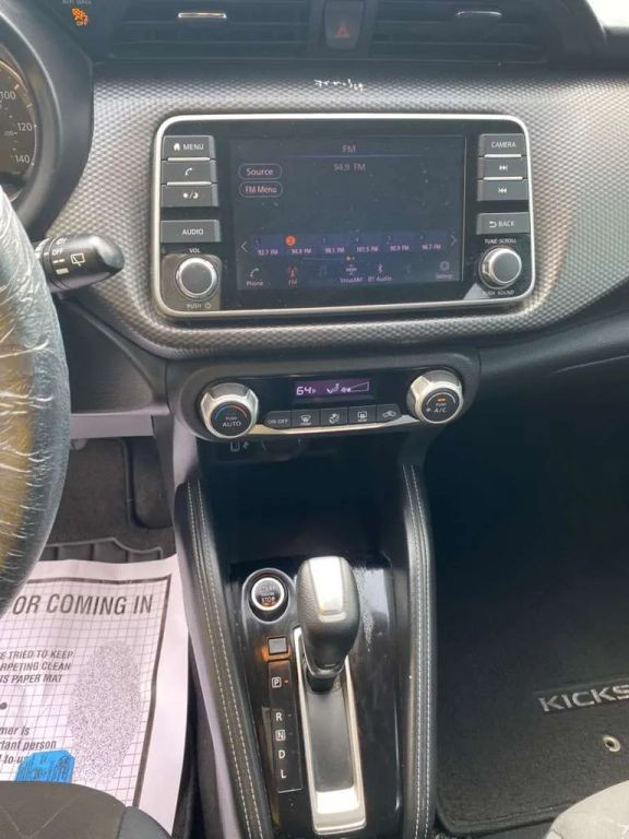 Nissan Kicks Vehicle Full-screen Gallery Image 12