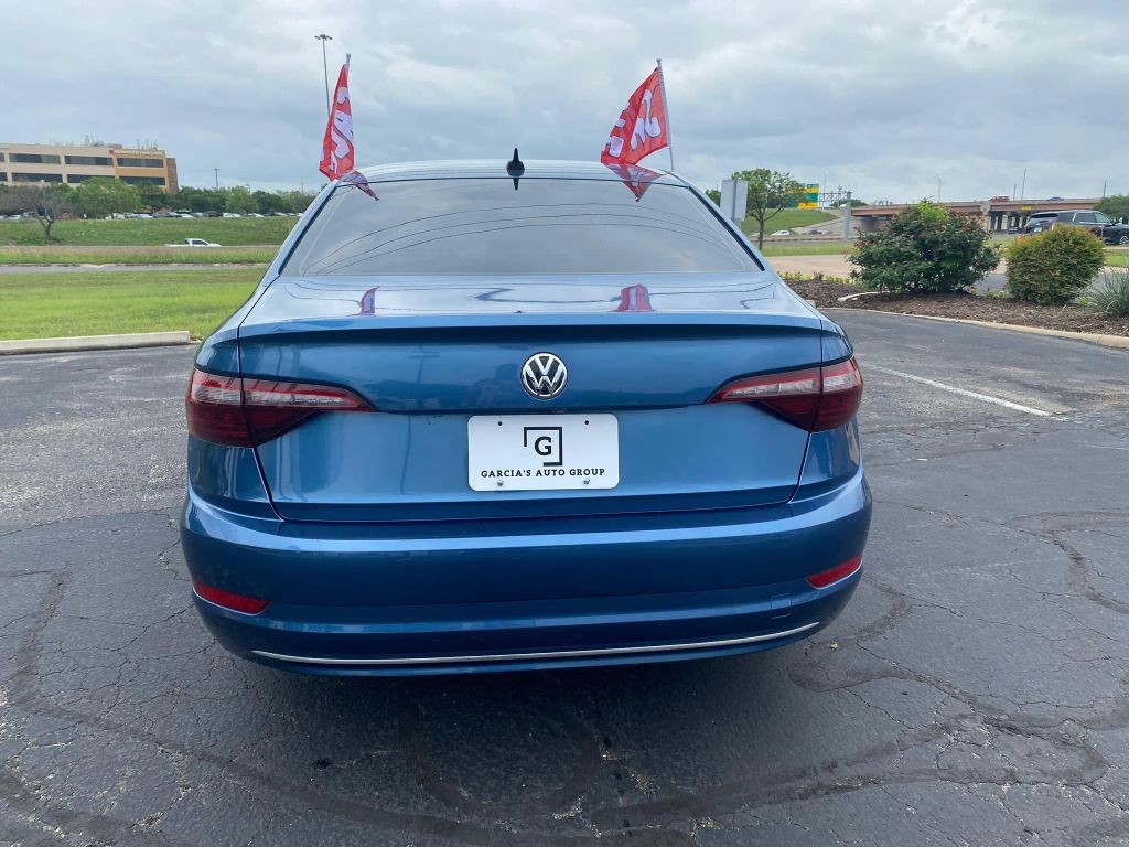 Volkswagen Jetta Vehicle Full-screen Gallery Image 4