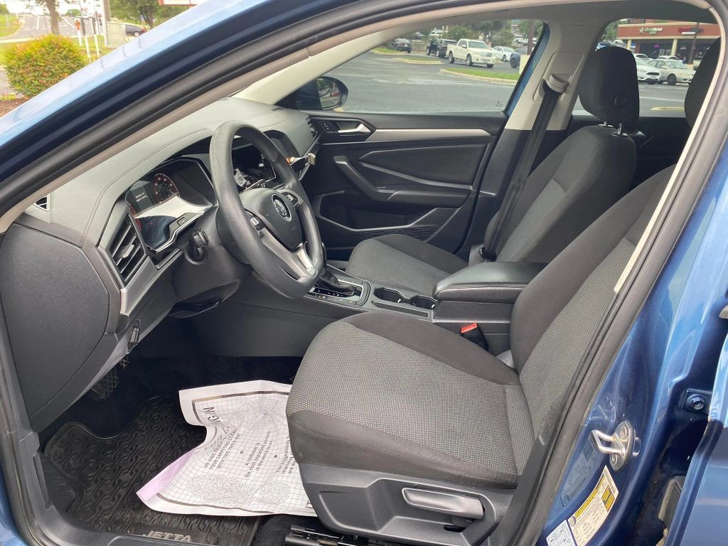 Volkswagen Jetta Vehicle Full-screen Gallery Image 5