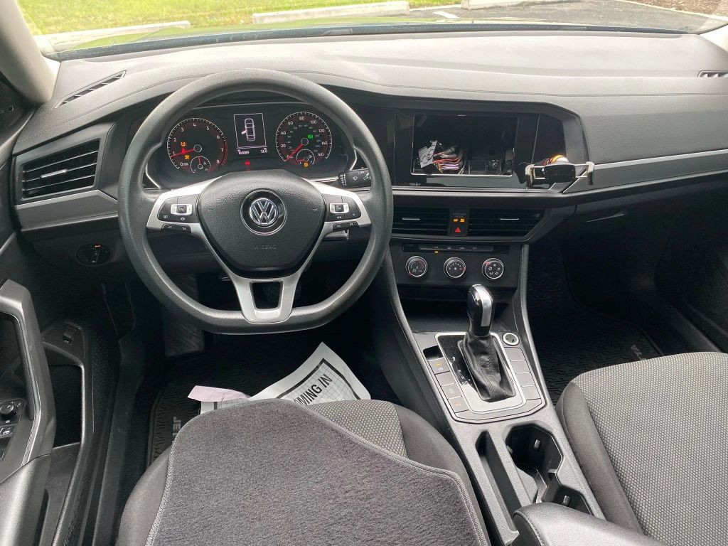 Volkswagen Jetta Vehicle Full-screen Gallery Image 6