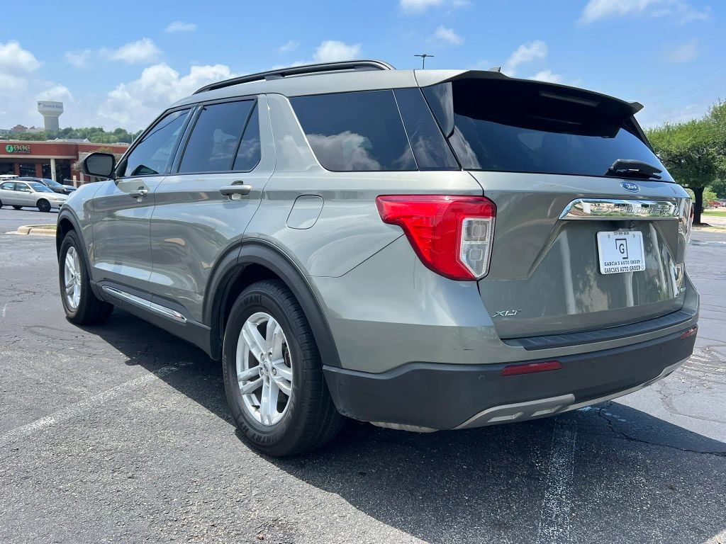 Ford Explorer Vehicle Full-screen Gallery Image 3