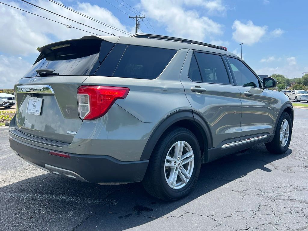 Ford Explorer Vehicle Full-screen Gallery Image 4