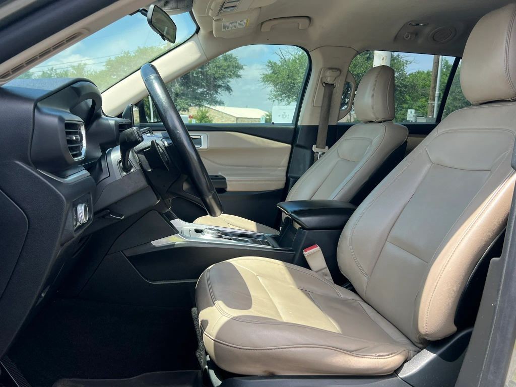 Ford Explorer Vehicle Full-screen Gallery Image 7