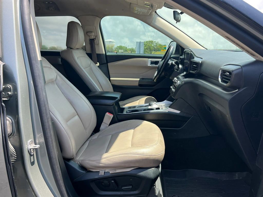 Ford Explorer Vehicle Full-screen Gallery Image 8