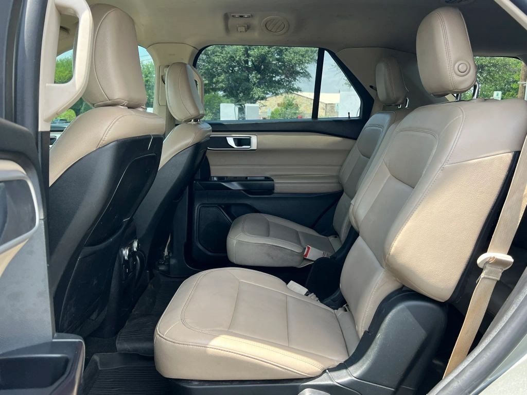 Ford Explorer Vehicle Full-screen Gallery Image 9