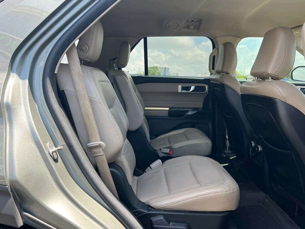 Ford Explorer Vehicle Full-screen Gallery Image 10