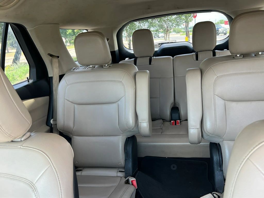 Ford Explorer Vehicle Full-screen Gallery Image 11