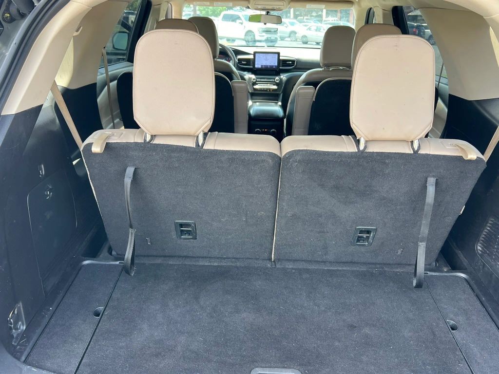 Ford Explorer Vehicle Full-screen Gallery Image 12