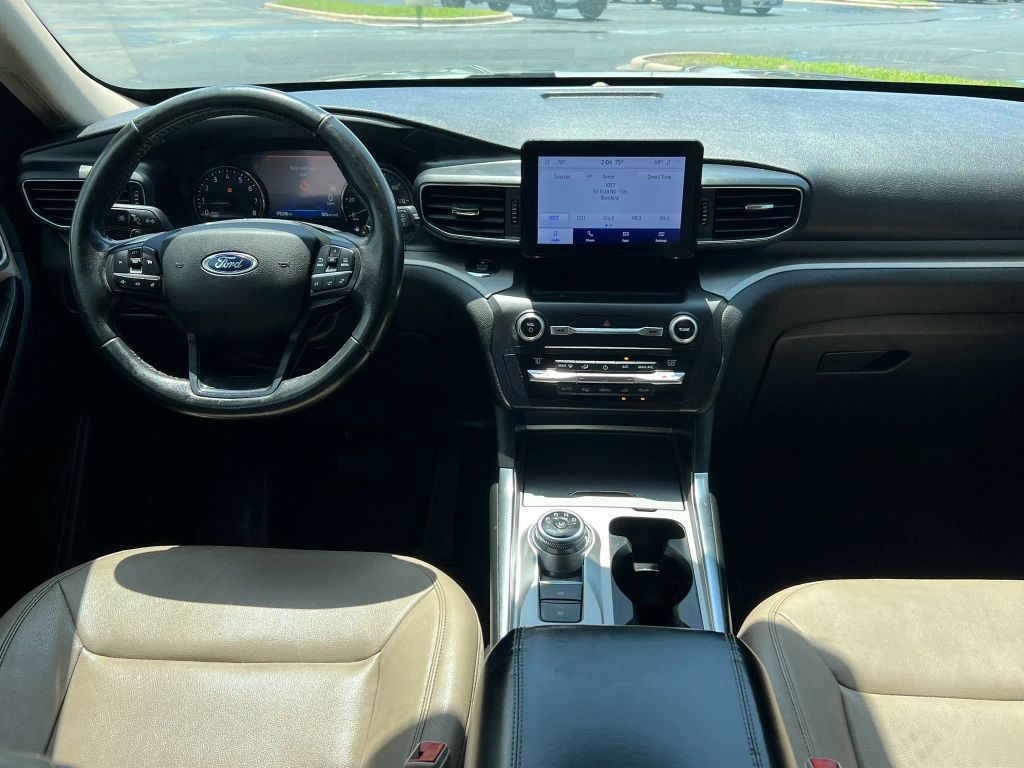 Ford Explorer Vehicle Full-screen Gallery Image 13