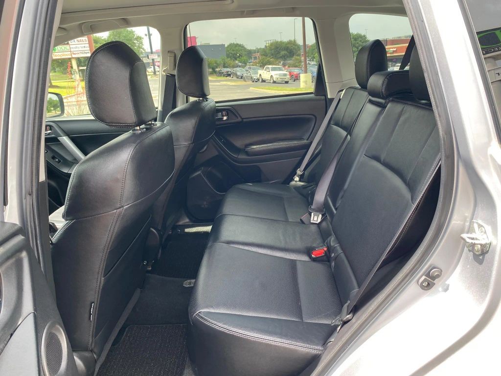 Subaru Forester Vehicle Full-screen Gallery Image 12
