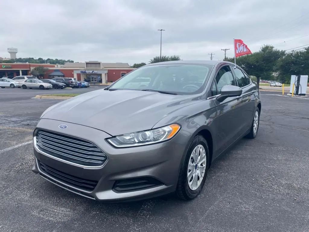 Ford Fusion Vehicle Full-screen Gallery Image 2